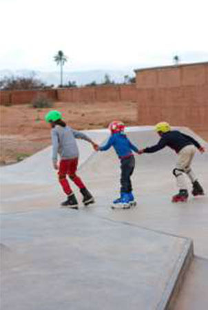Chidlren doing roller at the skatepark Fiers & Forts