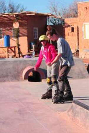 Chidlren doing roller at the skatepark Fiers & Forts