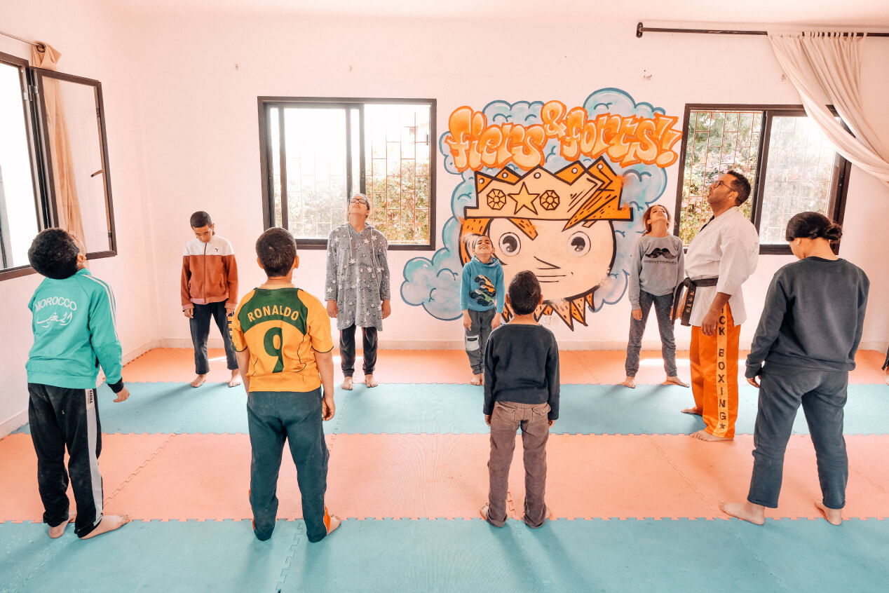Des enfants faisant du karate au Centres Fiers et Forts