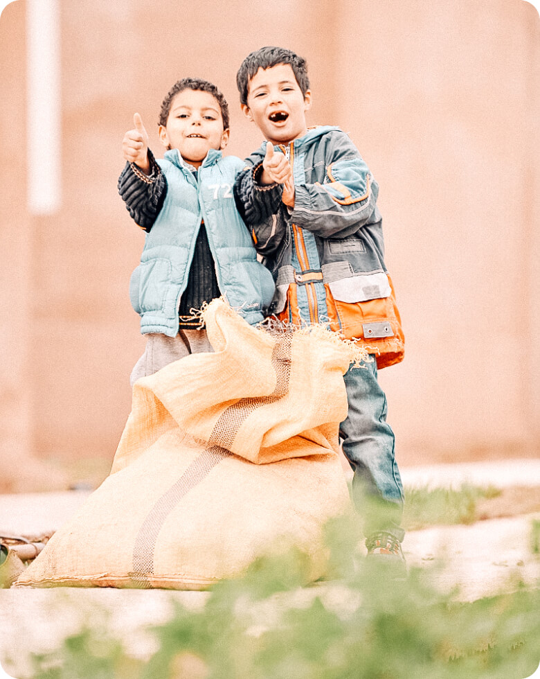 Deux enfants qui jouent avec feuille au Centre Fiers et Forts