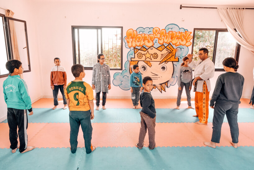 Des enfants du Centre fiers et Forts durant une classe de Karate